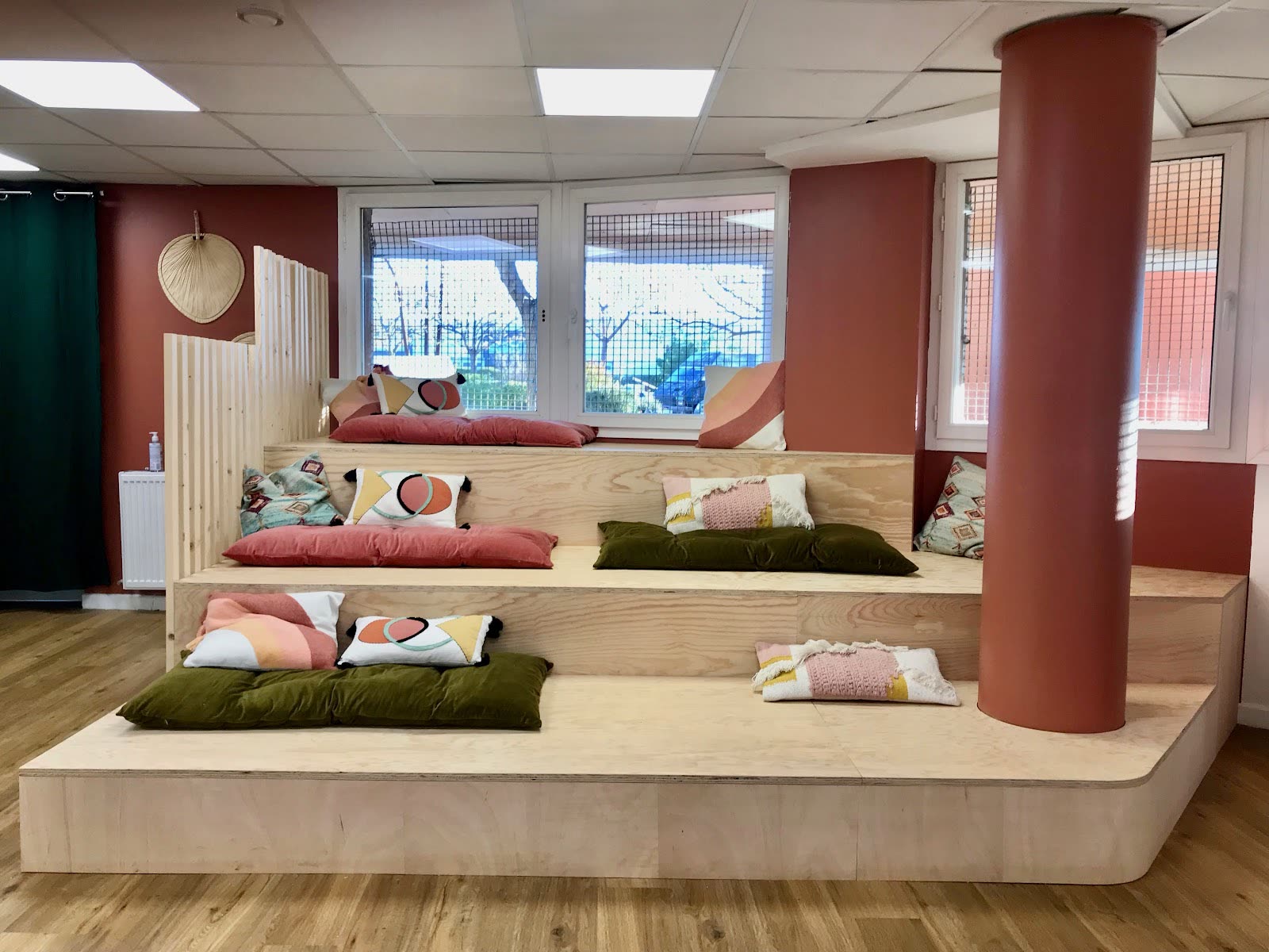 Banquette et estrade en bois intégrées dans une pièce de vie