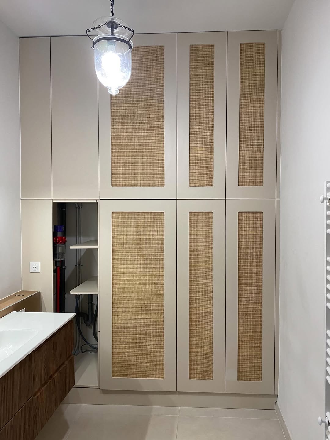 Dressing sur mesure avec façades claires et panneaux en cannage
