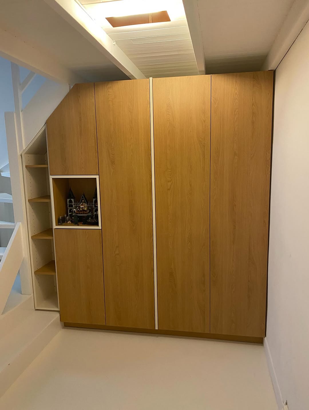 Dressing toute hauteur en chêne dans une chambre