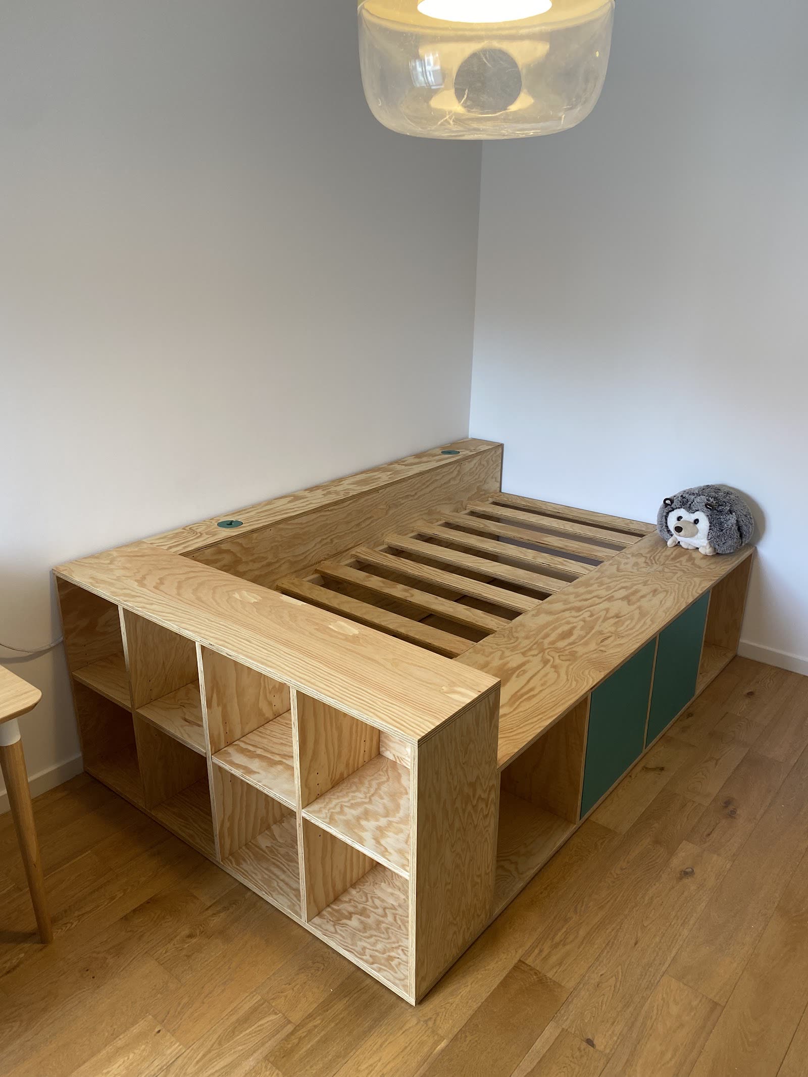 Meuble de rangement central en bois avec façades vert profond