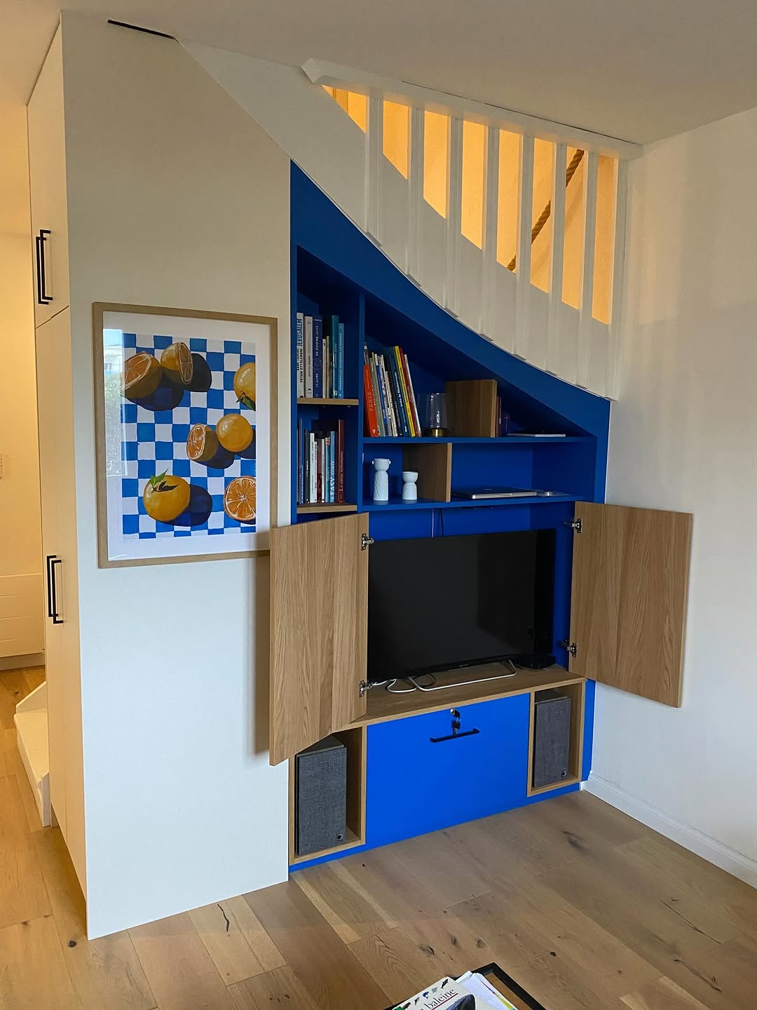 Meuble TV sur mesure avec niches bleues et bibliothèque intégrée