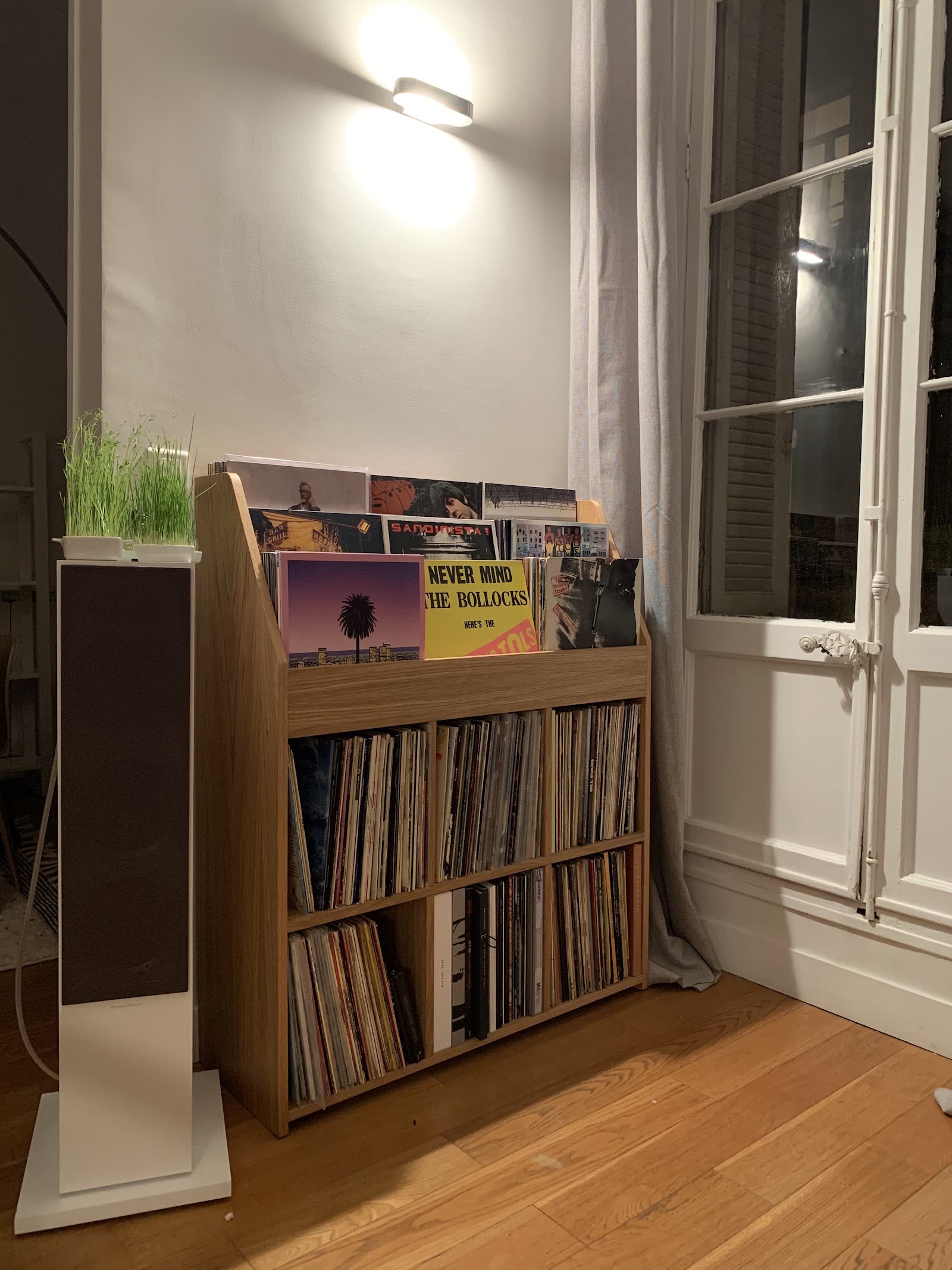 Meuble en bois sur mesure avec rangements à vinyles et platine