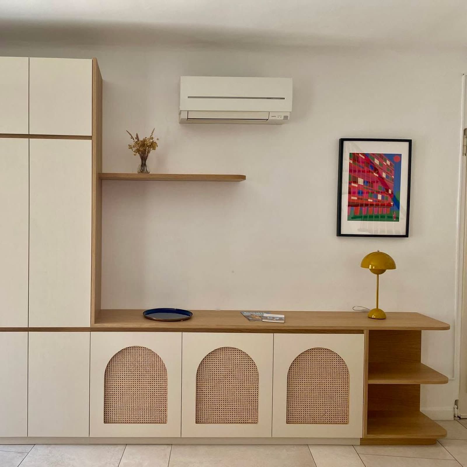 Meuble de rangement sur mesure avec portes en cannage